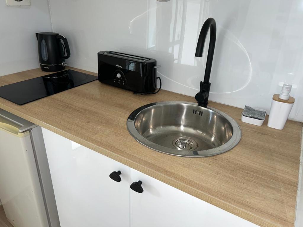 Superbe Studio Avec Piscine, Au Coeur De La Marina! Village Soleil ! Proche Aeroport & Ferry Le Gosier  Eksteriør billede