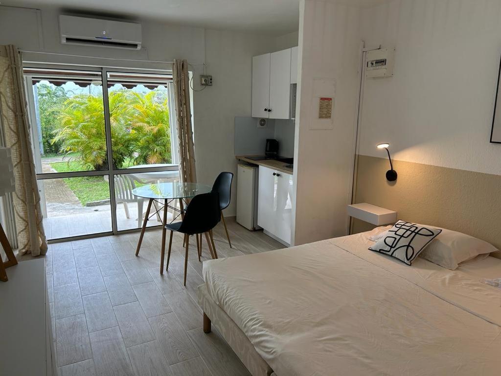 Superbe Studio Avec Piscine, Au Coeur De La Marina! Village Soleil ! Proche Aeroport & Ferry Le Gosier  Eksteriør billede