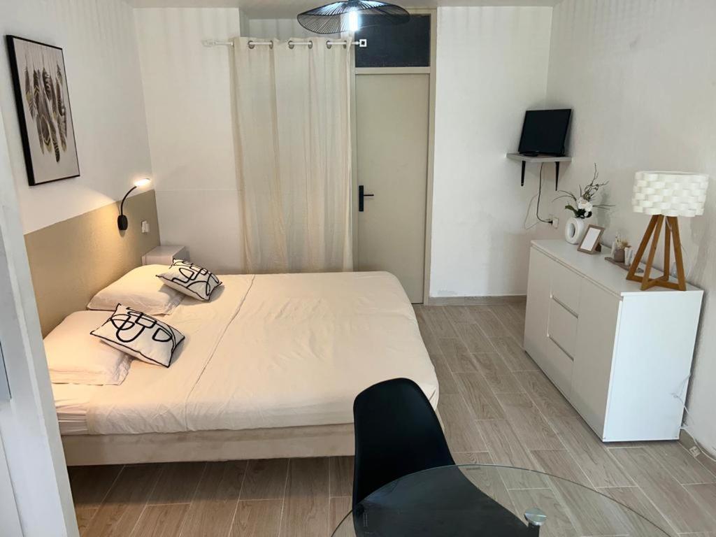 Superbe Studio Avec Piscine, Au Coeur De La Marina! Village Soleil ! Proche Aeroport & Ferry Le Gosier  Eksteriør billede