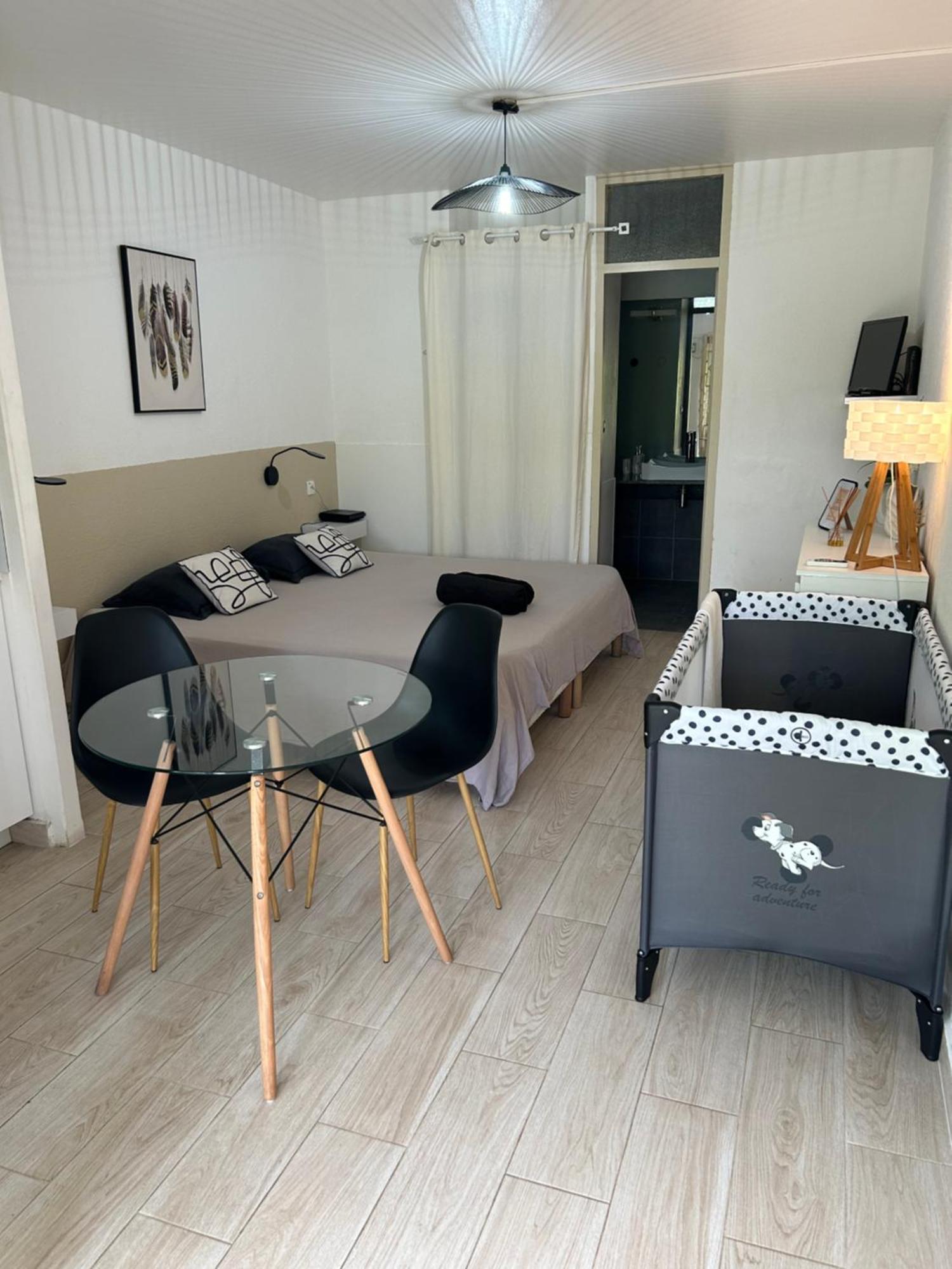 Superbe Studio Avec Piscine, Au Coeur De La Marina! Village Soleil ! Proche Aeroport & Ferry Le Gosier  Eksteriør billede