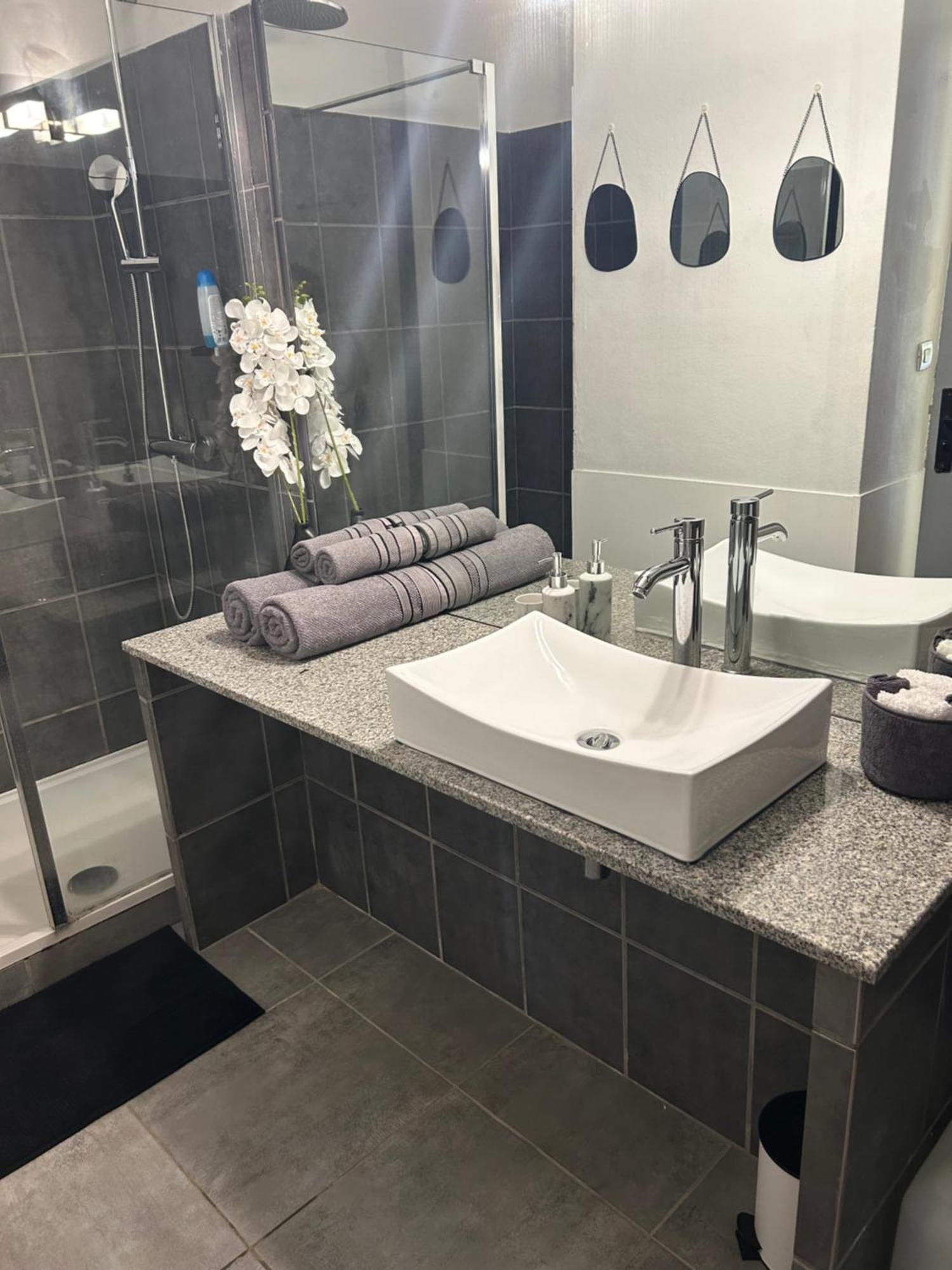 Superbe Studio Avec Piscine, Au Coeur De La Marina! Village Soleil ! Proche Aeroport & Ferry Le Gosier  Eksteriør billede